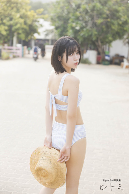 『【オールアザー版】Liyuu 2nd写真集 ヒトミ』（C）KADOKAWA