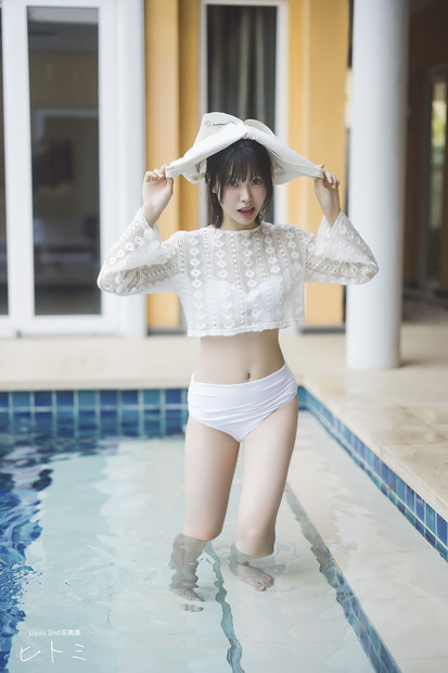 『【オールアザー版】Liyuu 2nd写真集 ヒトミ』（C）KADOKAWA