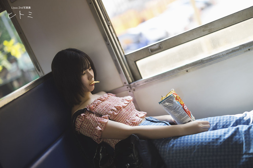 『【オールアザー版】Liyuu 2nd写真集 ヒトミ』（C）KADOKAWA