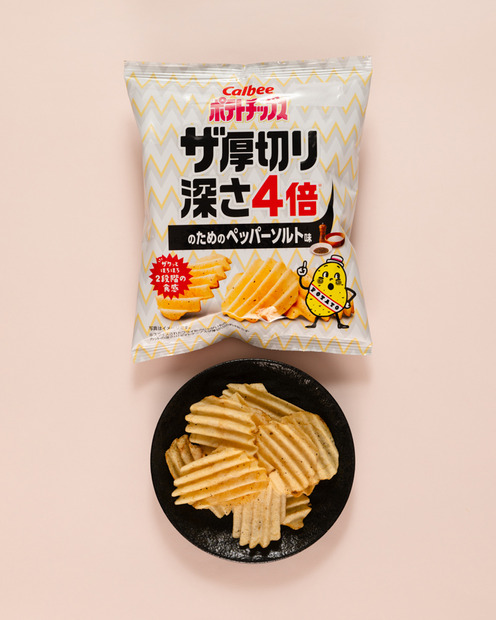 ポテトチップス ザ厚切り 深さ4倍 のためのペッパーソルト味