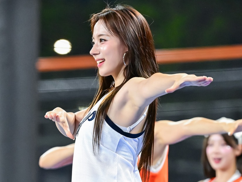 引き締まった筋肉美に注目！韓国チアガールの大胆スイムウェアSHOTに視線強奪「背筋が素晴らしい」【PHOTO】