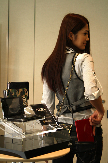 モデル撮影ではLOOX Uの携帯しやすさをアピール