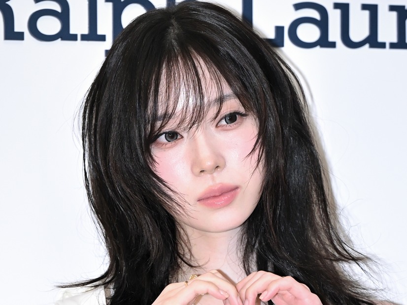 ベッドに寝そべり誘惑ポーズ…aespa・ウィンター、タンクトップ姿にファン悶絶「手加減して」【PHOTO】