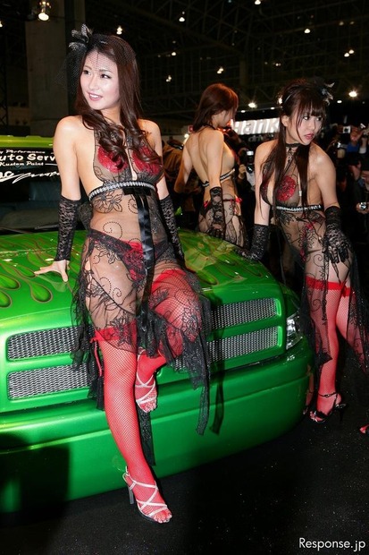 　15日から17日まで開催されていた「東京オートサロン」。こだわりの車だけでなく華やかなコンパニオンにも注目が集まる展示会で、AIWAのコンパニオンが話題を集めていた。