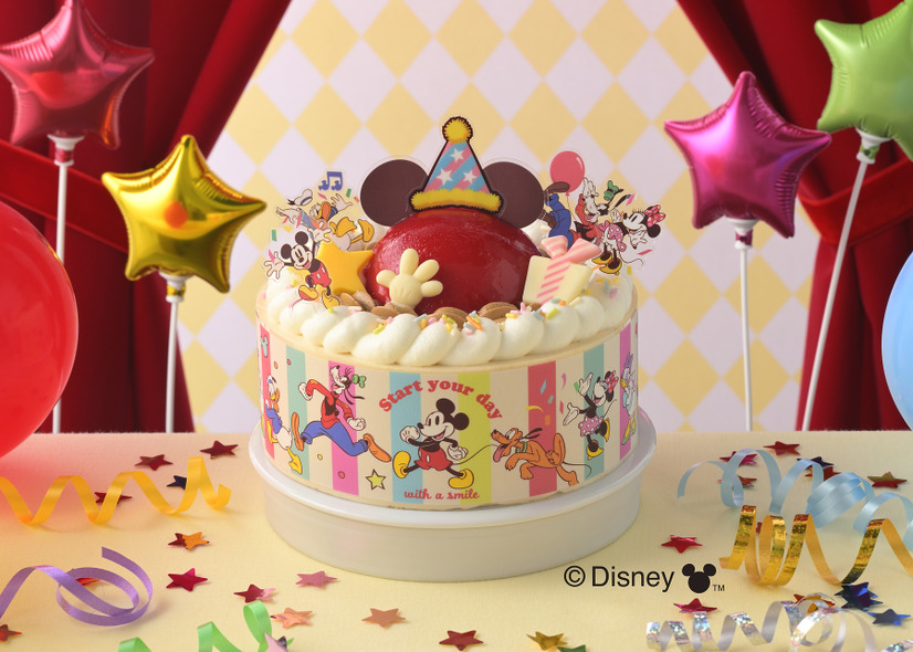 ピックを飾ったイメージ。ケーキのフィルムもカラフルなデザインで、パーティーを盛り上げる。 © Disney