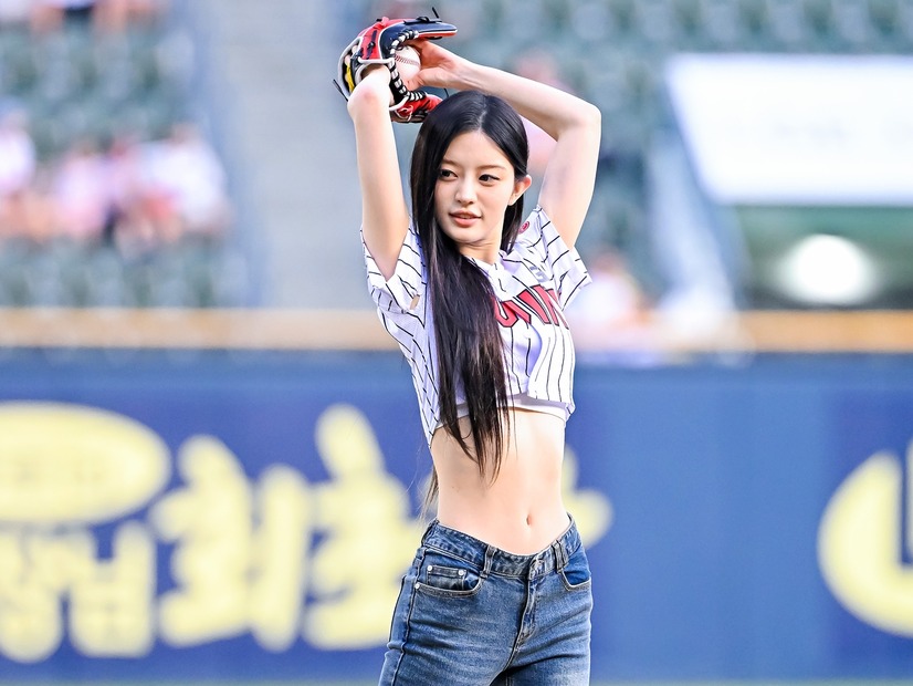 驚異の“極細ウエスト”に韓国プロ野球ファンも釘付け！ILLIT・ミンジュ、大胆フォームの始球式で球場魅了【PHOTO】