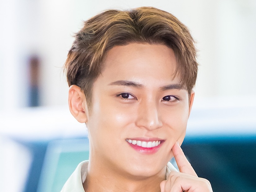SEVENTEEN・ミンギュ、タンクトップ姿で際立つ引き締まった体型！無邪気な笑顔も「沁みる」【PHOTO】
