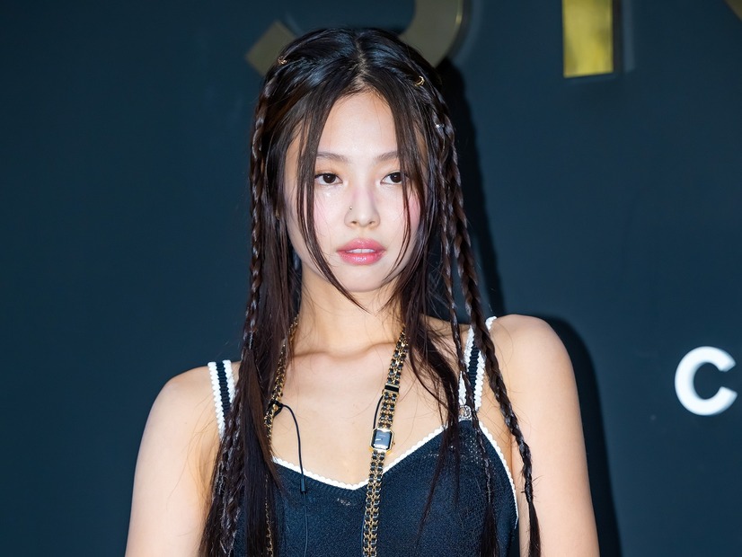 見えちゃいそう…BLACKPINK・ジェニー、スリップドレスで大胆ポーズ「歴代級」「すごすぎる」【PHOTO】