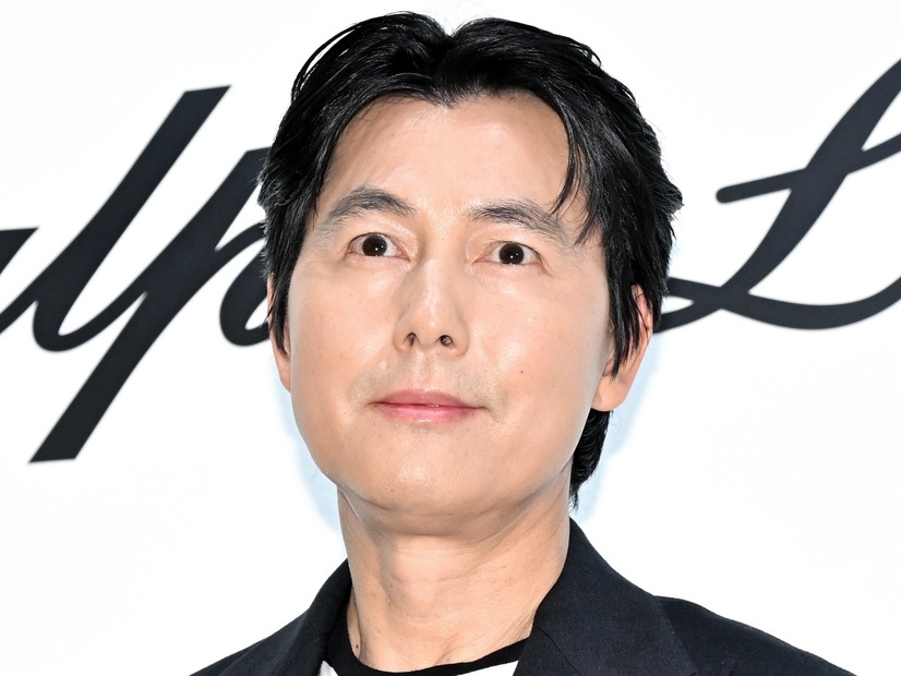 婚外子騒動から8カ月…チョン・ウソン、苦楽共にした“伴侶”と結婚報道　事務所否定せず