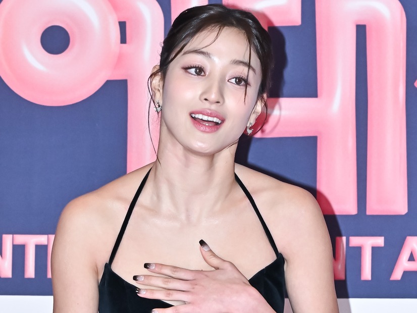 小麦肌の腹筋に目が行く…TWICE・ジヒョ、“超ミニ”タンクトップの貫禄美貌で世界を虜に！【PHOTO】