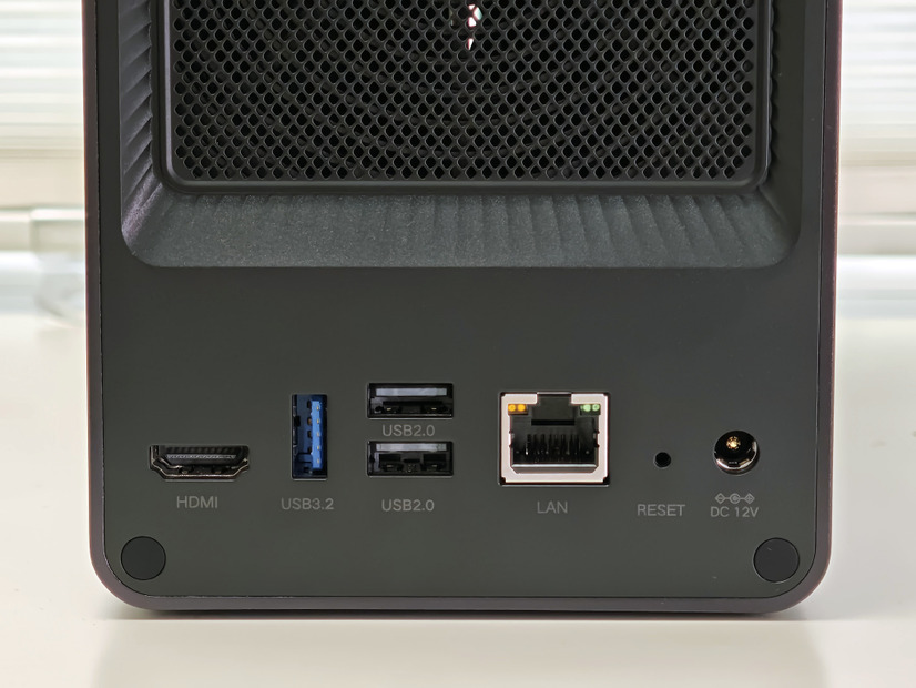 UGREEN DXP2800背面の各種ポート