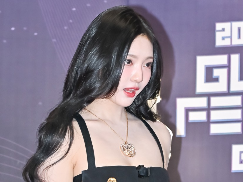 衣装が話題を集めるaespa・ニンニン、攻めたドレスで見せた圧巻美貌【PHOTO】