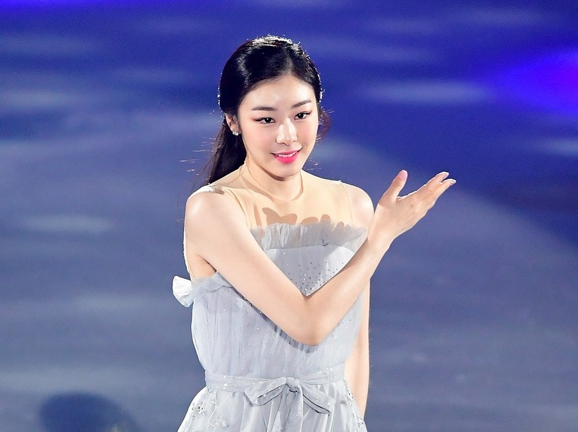 キム・ヨナ、肩まる出し出しの挑発ポーズ&美しさで圧巻【PHOTO】