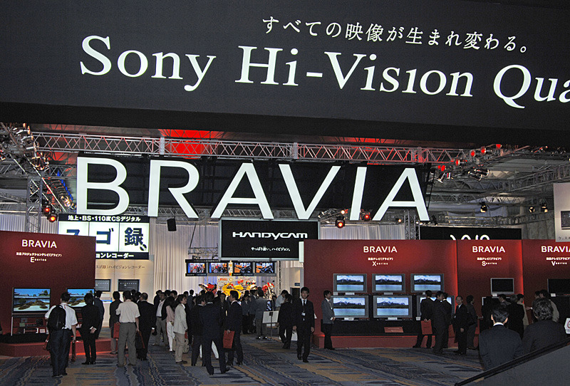 　ソニーは14日、薄型テレビの新ブランド「BRAVIA（ブラビア）」を発表した。BRAVIAの第1弾として、大画面液晶テレビ3シリーズ6機種と、リアプロテレビ2機種を10月1日から順次発売する。