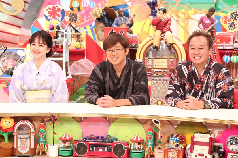 左から）相田翔子、さまぁ～ず（大竹一樹・三村マサカズ）(C)フジテレビ