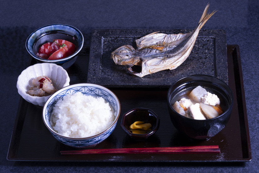あさげ馳走かねこ　厳選素材の干物定食　真鯵　1,300円