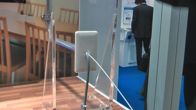 低摩擦で硬さがあるため押しこんで配線することも可能