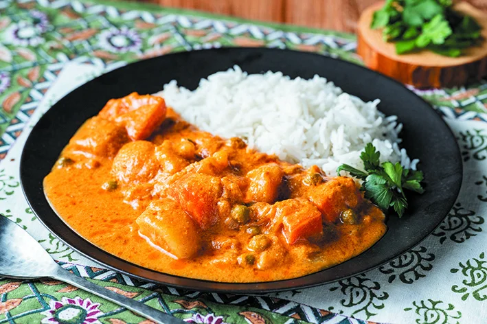 カシューナッツペーストのコクとトマトのやさしい酸味、スパイスの香りが広がる「ベジコルマ」。販売価格756円（税込）