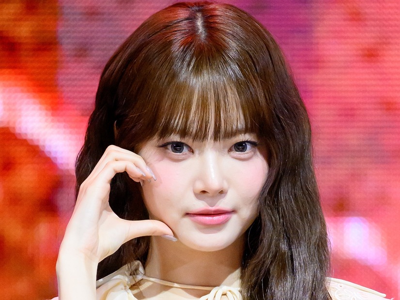 メイド風？LE SSERAFIM・ウンチェ、キュートなミニスカ姿にファン悶絶「可愛すぎるだろ」【PHOTO】