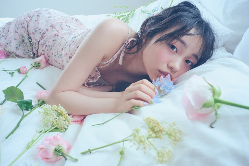 『林芽亜里 anniversary calendar photobook 2026（タイトル未定）』©KADOKAWA／写真：藤原宏