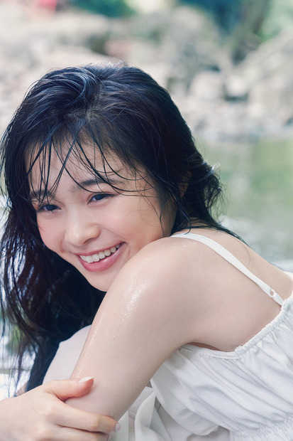 『林芽亜里 anniversary calendar photobook 2026（タイトル未定）』©KADOKAWA／写真：藤原宏