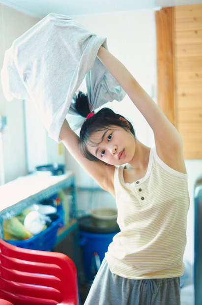 『林芽亜里 anniversary calendar photobook 2026（タイトル未定）』©KADOKAWA／写真：藤原宏