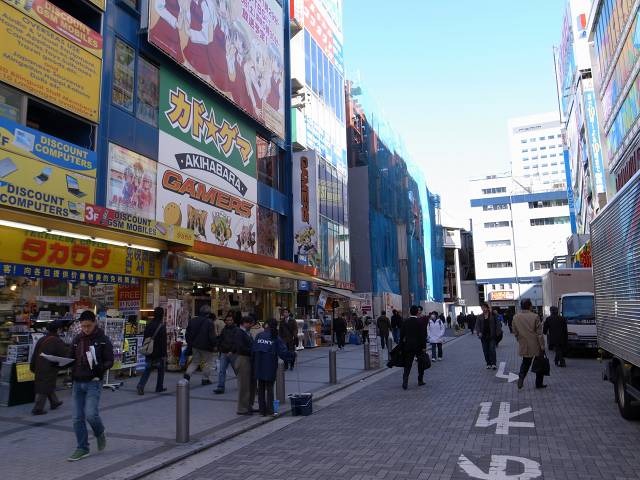 JR秋葉原の駅ビル（旧アキハバラデパート）は現在、工事による建て替えが進んでいる