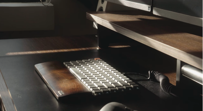 Keychron製のK3 Maxと木製パームレストを組み合わせ、操作性と質感のバランスを追求