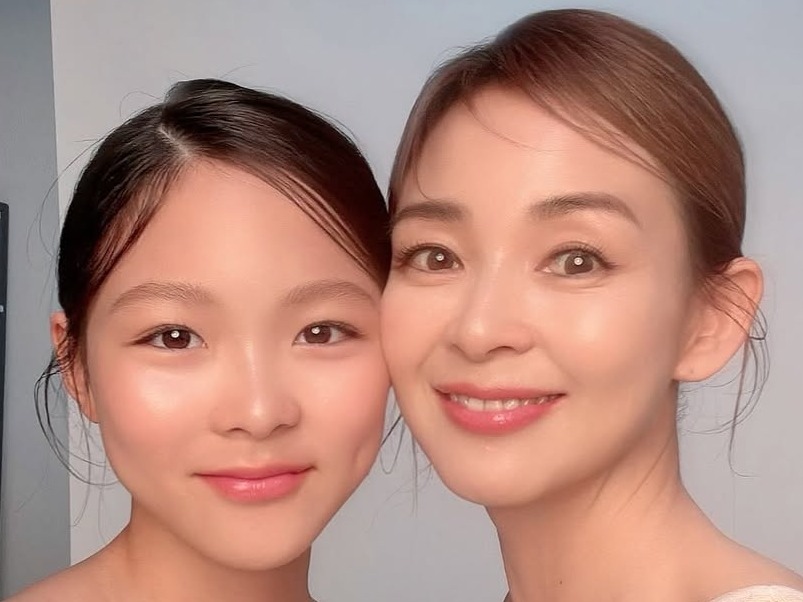秋山成勲の妻SHIHO＆娘サラン、スイムウェア姿で圧巻スタイル披露！小顔×美脚のモデル親子【PHOTO】