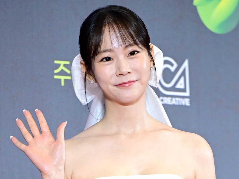 “19禁時代劇”出演が話題のKARA・スンヨン、制服風コーデで年齢不詳の美貌披露「高校生かと…」【PHOTO】