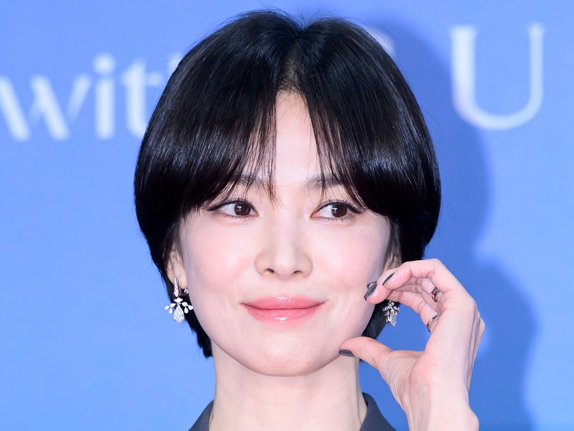 女優ソン・ヘギョ、高級感溢れる秋の着こなし披露！43歳とは信じがたい圧巻のスタイル＆美貌