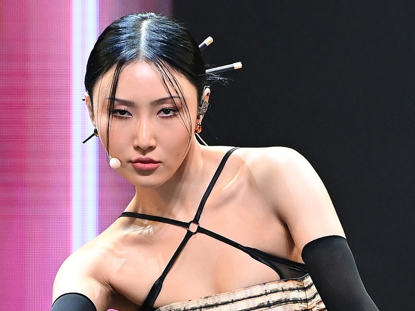 Tシャツを豪胆にめくり上げ！過激ダンスによる“公然わいせつ”告発乗り越えたファサの圧巻ステージ【PHOTO】