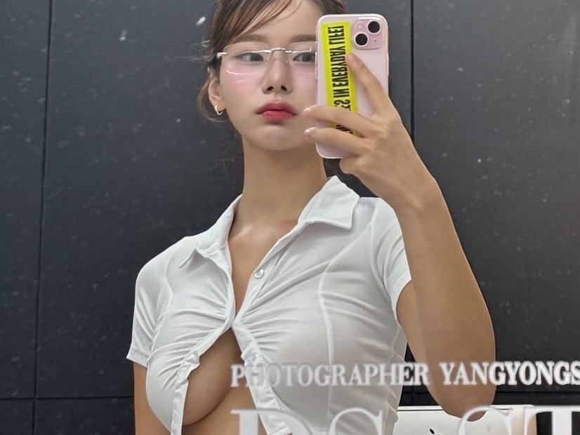 「なんでズボン履いてないの!?」韓国女性芸人が“あられもない”姿に…知的な大胆スタイルに反響続々【PHOTO】