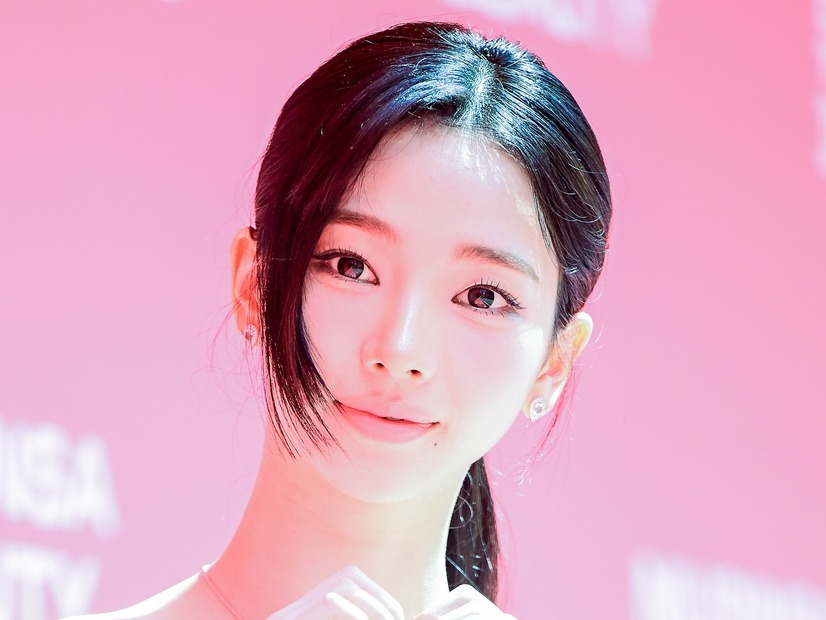 aespa・カリナ、眩しい“白玉肌”に釘付け！純白ミニワンピでイベントに登場「女神降臨…」【PHOTO】