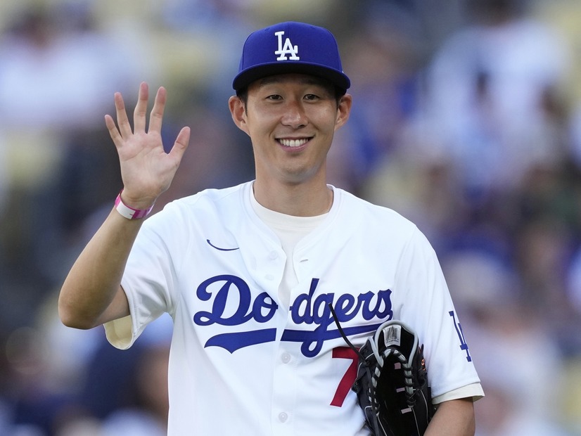 大谷翔平に“夢中”な姿も…サッカー韓国代表ソン・フンミンがド軍本拠地に登場、始球式で完璧ストライク投球