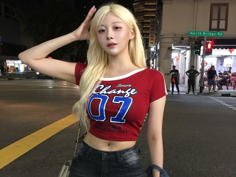 韓国の金髪チアガール、夜のプールで真っ赤なスイムウェア姿披露！隠し切れないボリューム感にファン虜【PHOTO】