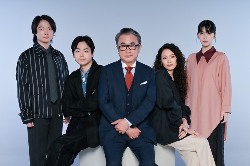 左から）神木隆之介、菅田将暉、三谷幸喜、二階堂ふみ、浜辺美波『もしもこの世が舞台なら、楽屋はどこにあるのだろう』（C）フジテレビ