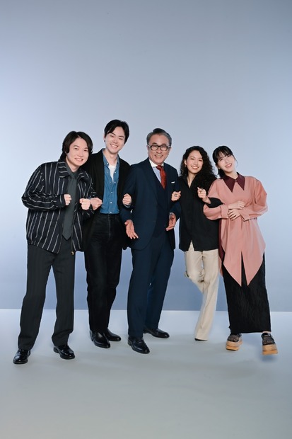 左から）神木隆之介、菅田将暉、三谷幸喜、二階堂ふみ、浜辺美波『もしもこの世が舞台なら、楽屋はどこにあるのだろう』（C）フジテレビ