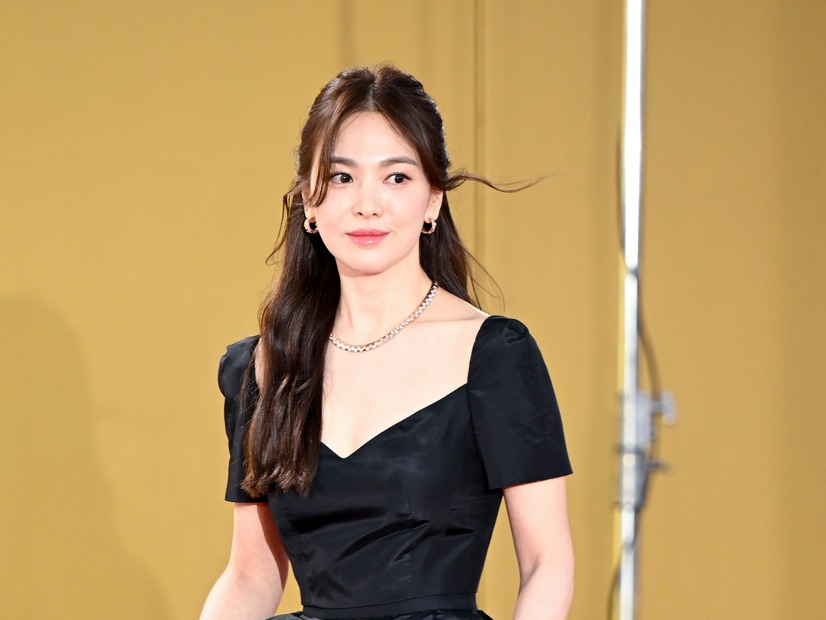 奇跡の43歳…女優ソン・ヘギョ、ショートパンツ姿の“脚組みSHOT”で美脚あらわに【PHOTO】