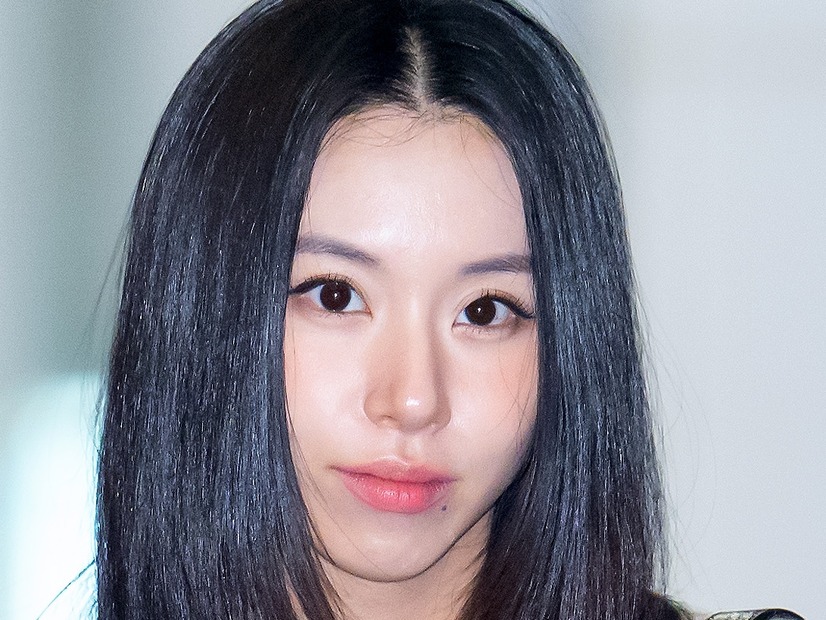 TWICE・チェヨン、アボカド色に染まった手が印象的な寝そべりSHOT…新ALコンセプト写真公開