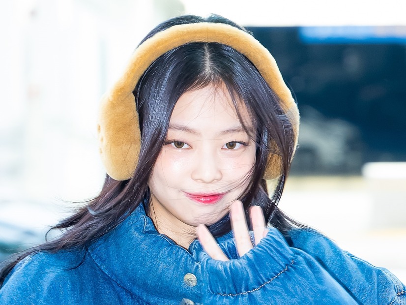 BLACKPINK・ジェニー、“お家デート感”あふれるナチュラル美貌…コラボヘッドフォン姿に反響【PHOTO】