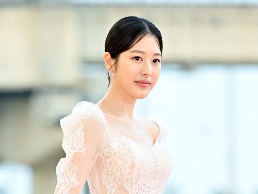 IVE・ウォニョンの姉ダア、“美デコルテ”輝くドレス姿に視線釘付け！「本物のお姫様かと…」【PHOTO】
