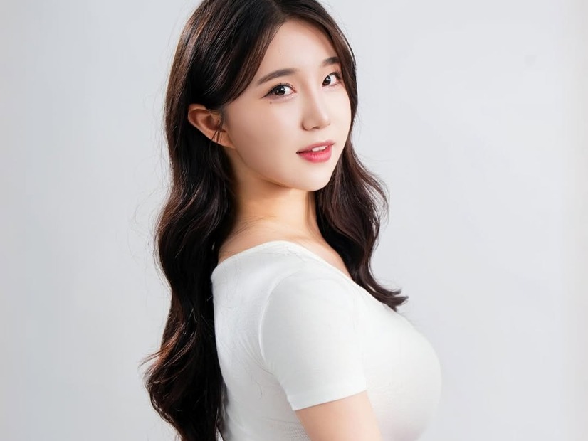 目元の泣きぼくろに惹かれる…韓国チアガール、美肌丸見せの肩出し衣装SHOTに反響「モデルみたい」【PHOTO】