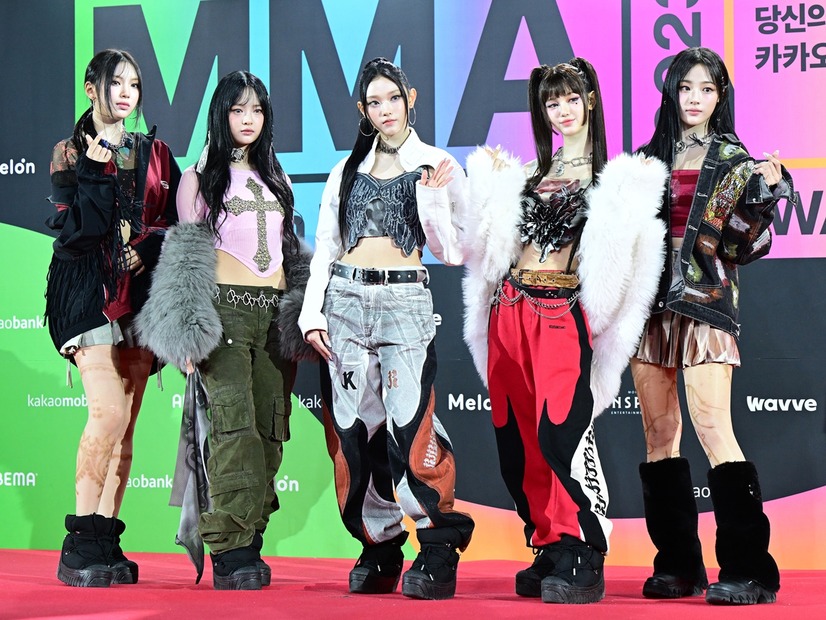 活動休止中なのに…NewJeans、公式SNSでメンバーの自撮りが公開されて話題。一体なぜ？【PHOTO】
