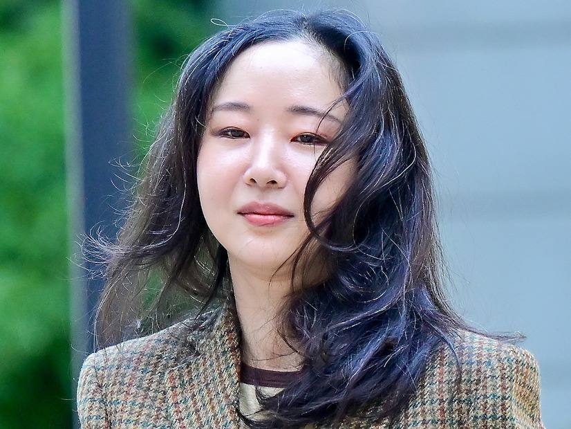 【独自写真】“NewJeansの母”ミン・ヒジン氏が公の場に登場　HYBEとの裁判に出廷、報道陣には無言の笑顔