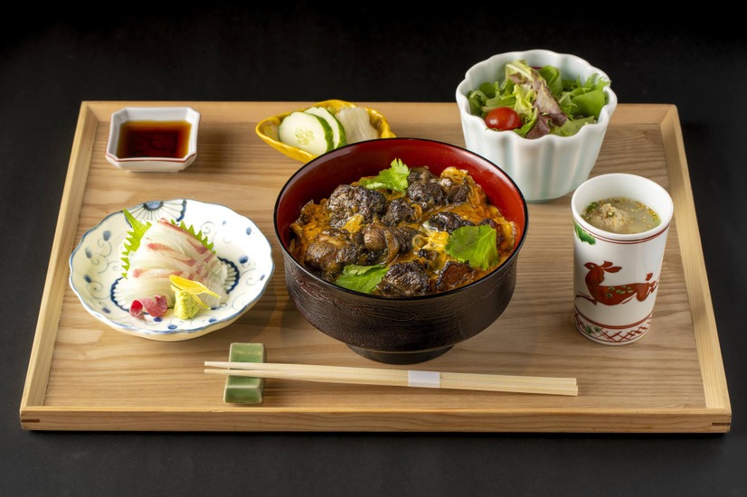地鶏の親子丼【黒】お刺身付き 1,100円(税込)