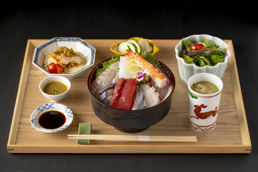 豪華海鮮丼とチキン南蛮定食1,500円(税込)