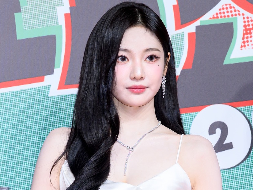 “ほぼ下着”衣装が話題を集めたaespa・ニンニン、ミニワンピ姿で抜群スタイル披露！「世界で一番」【PHOTO】
