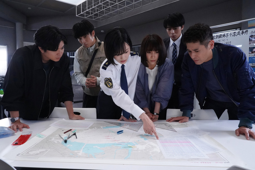左から）加藤シゲアキ、中尾明慶、山下美月、山口紗弥加、齋藤璃佑、佐藤隆太（C）吉川英梨／講談社 （C）フジテレビ