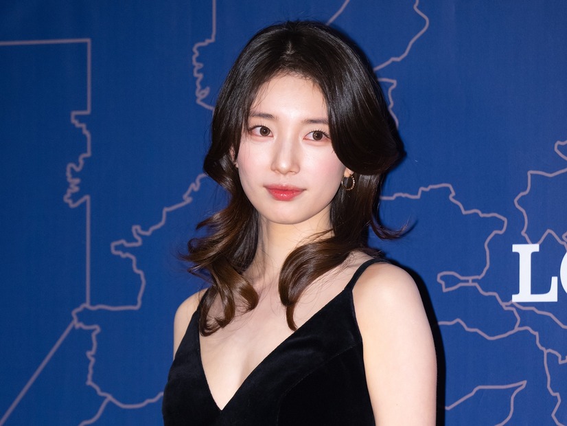女優スジ、ぴったりドレスで見せた成熟した色香…美しさの極みを体現した表紙から目が離せない【PHOTO】